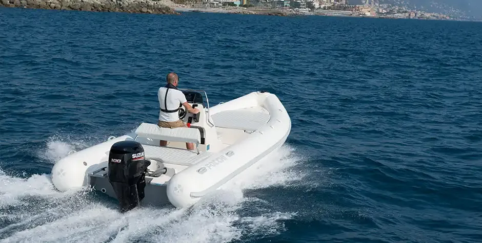 SUZUKİ MOTOR 100 HP UZUN ŞAFT﻿ NFB. DİREKSİYONLU MARŞLI TRİMLİ DENİZ MOTORU